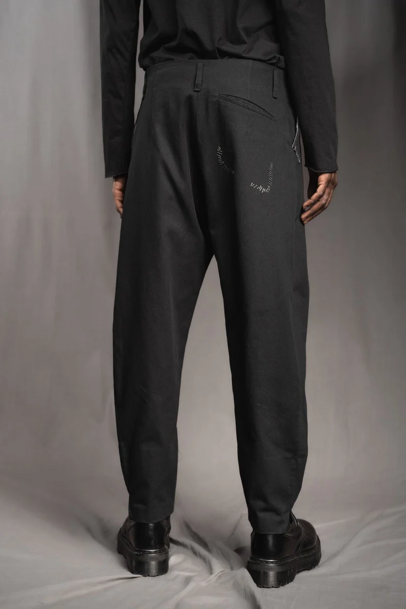 eigensinnig wien | Egon | Schwarze, weite Designerhose mit Bundfalten aus leichter Baumwolle