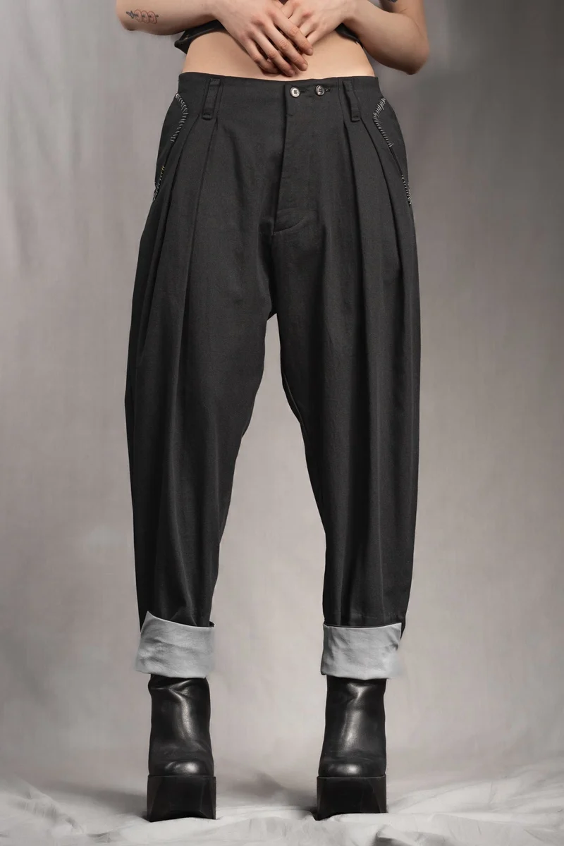 eigensinnig wien | Egon | Schwarze, weite Designerhose mit Bundfalten aus leichter Baumwolle