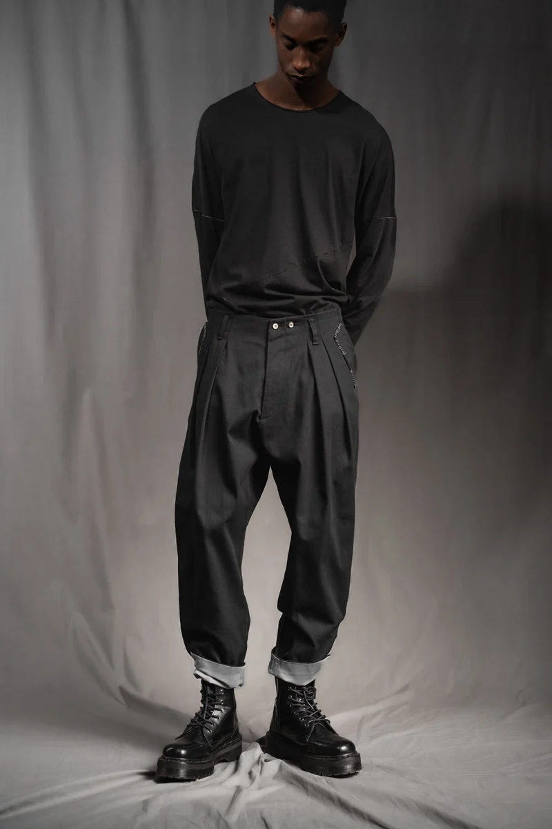 eigensinnig wien | Egon | Schwarze, weite Designerhose mit Bundfalten aus leichter Baumwolle