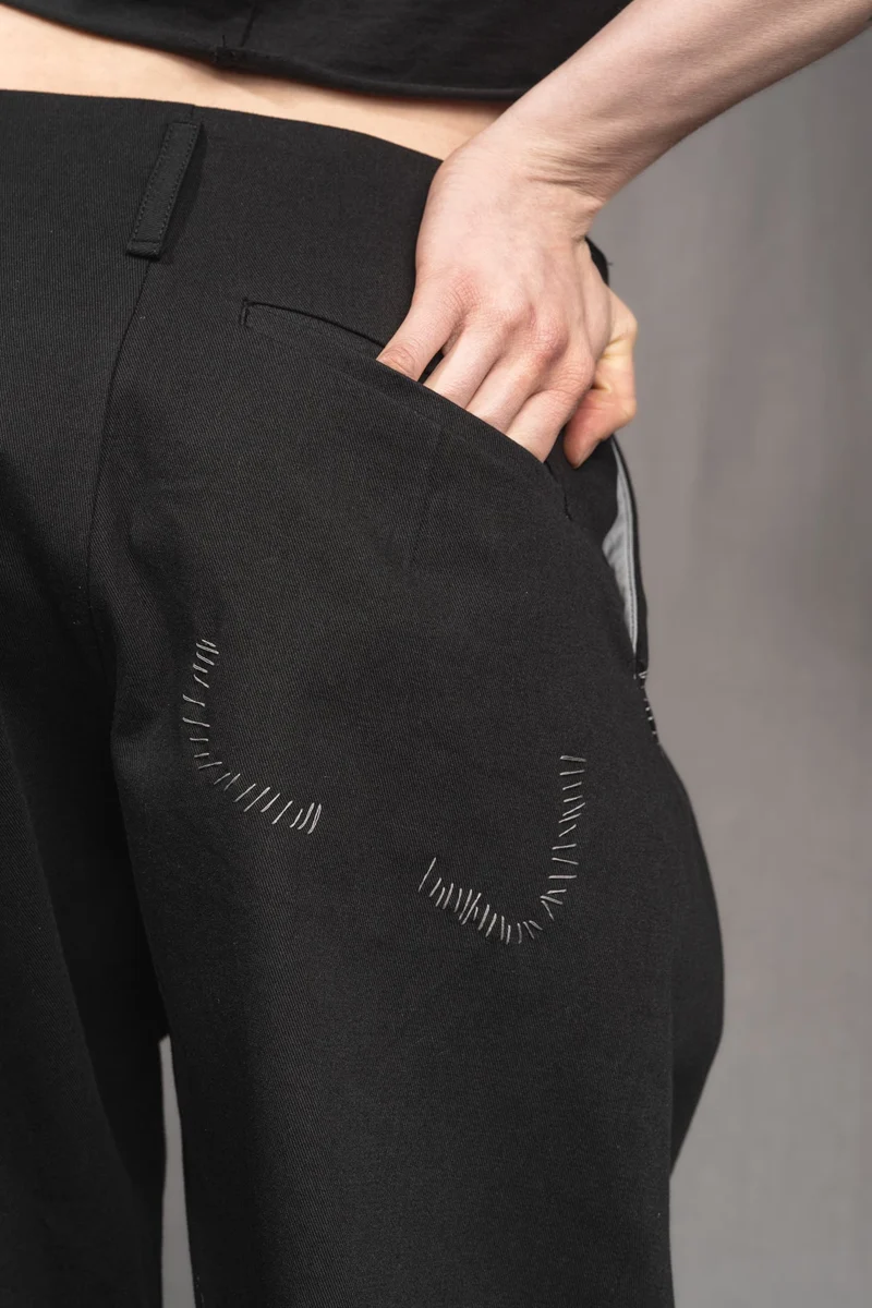 eigensinnig wien | Egon | Schwarze, weite Designerhose mit Bundfalten aus leichter Baumwolle