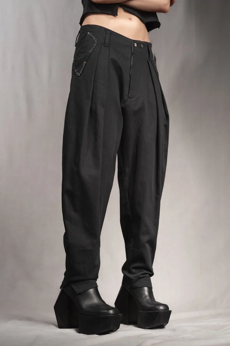 eigensinnig wien | Egon | Schwarze, weite Designerhose mit Bundfalten aus leichter Baumwolle