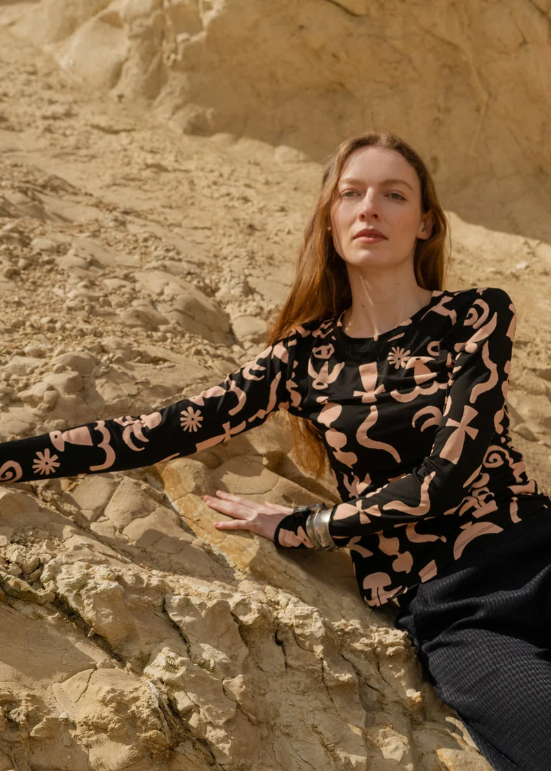 Schwarzes Langarmshirt Julie Wisdom aus Lyocell von Komana