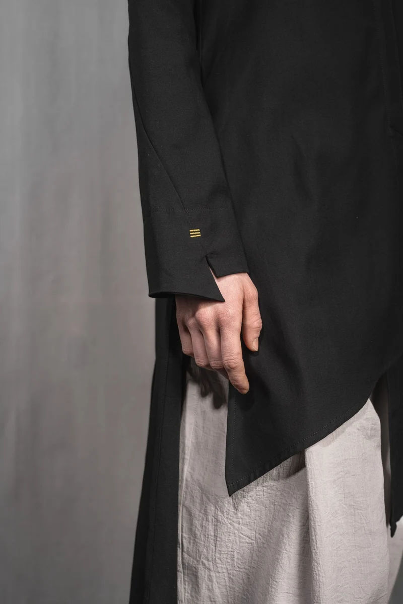 eigensinnig wien | PJ | Leichte, asymmetrische, schwarze Designer-Longbluse aus Baumwolle