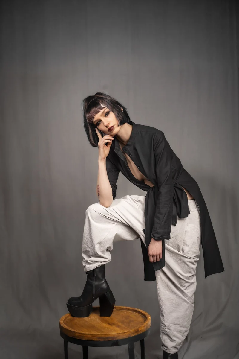 eigensinnig wien | PJ | Leichte, asymmetrische, schwarze Designer-Longbluse aus Baumwolle