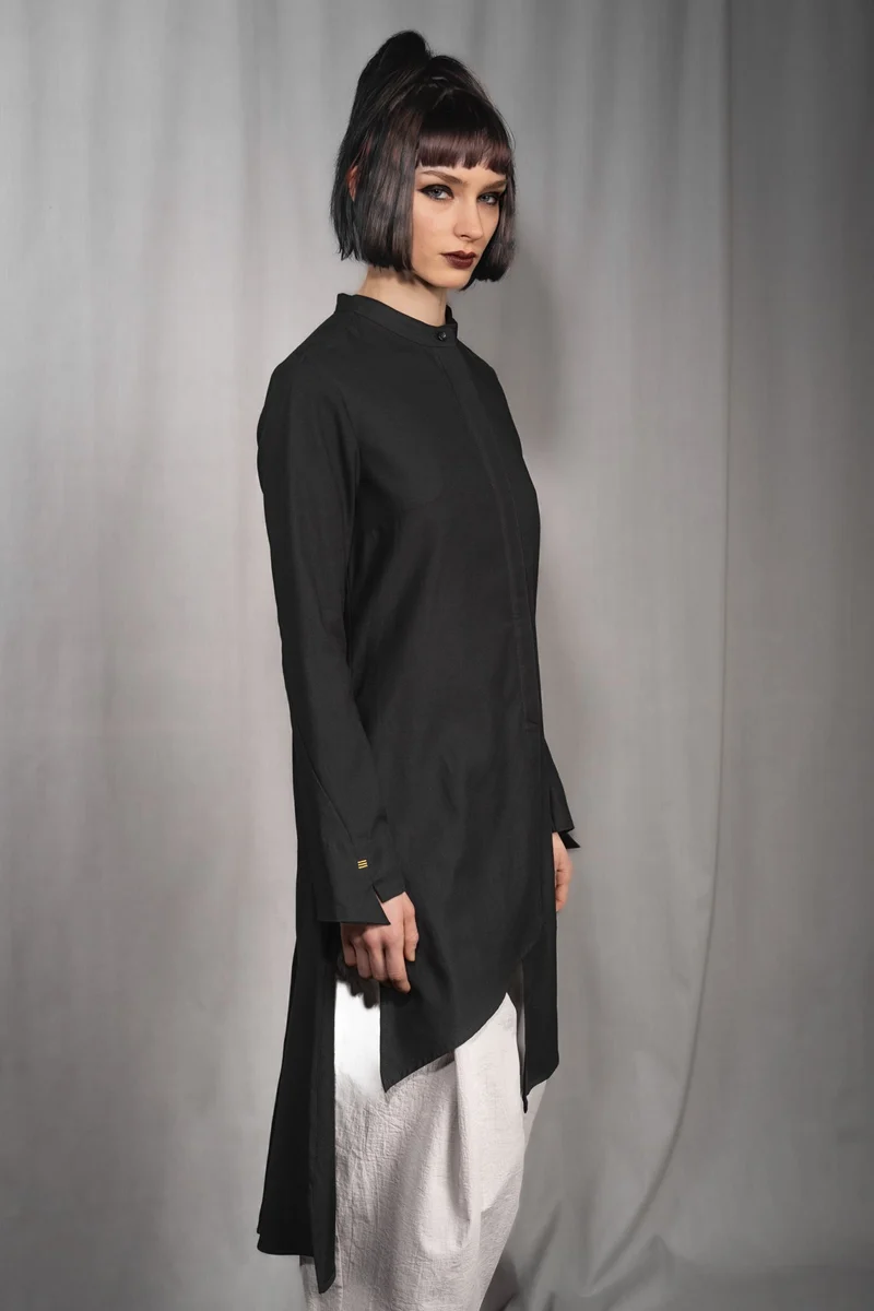 eigensinnig wien | PJ | Leichte, asymmetrische, schwarze Designer-Longbluse aus Baumwolle