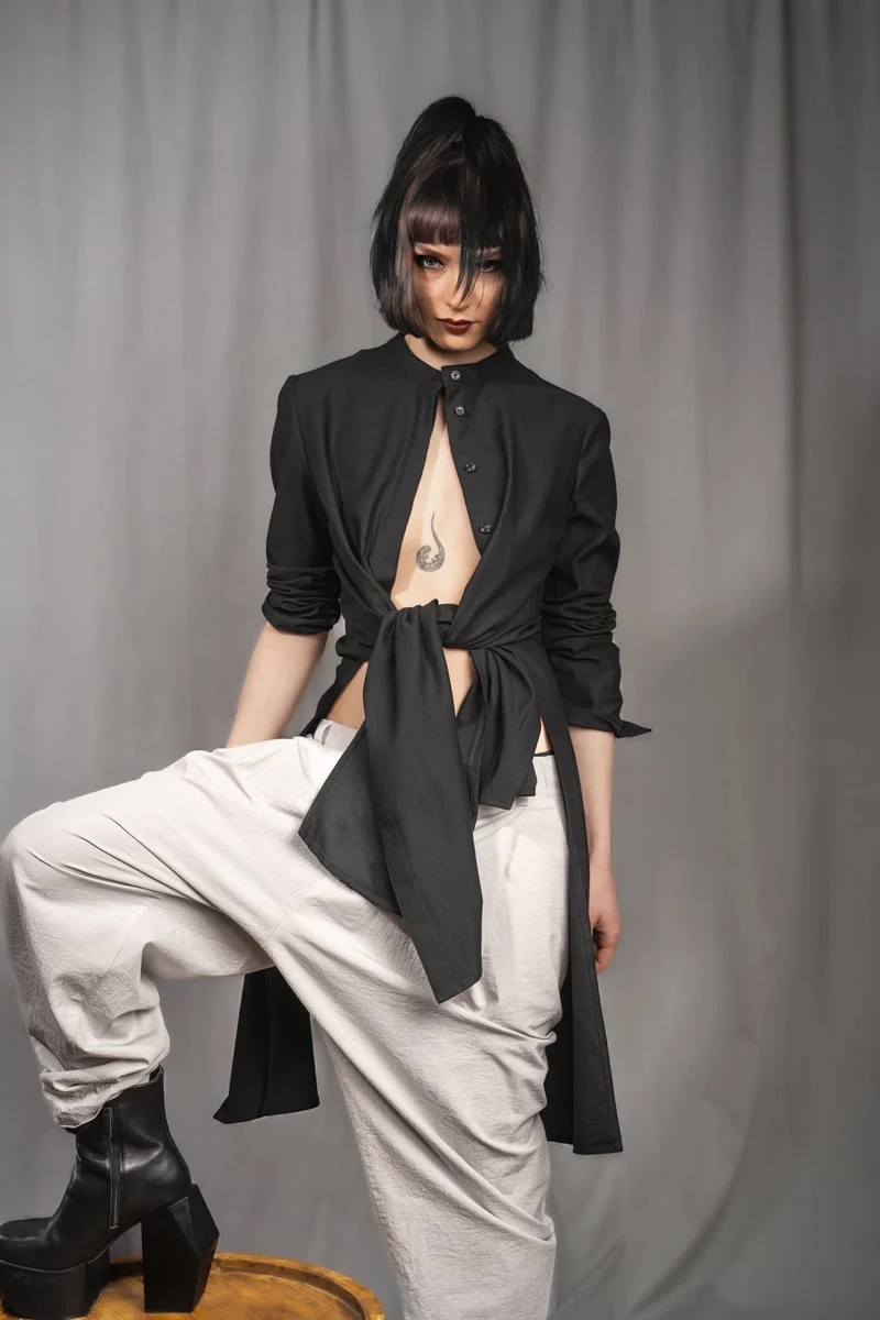 eigensinnig wien | PJ | Leichte, asymmetrische, schwarze Designer-Longbluse aus Baumwolle