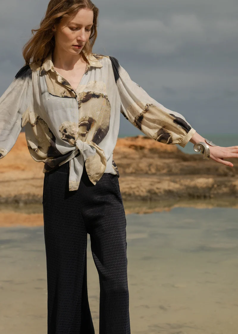 Beige Bluse French Adonis Print aus Cupro-und Ecovcero-Viskose von Komana
