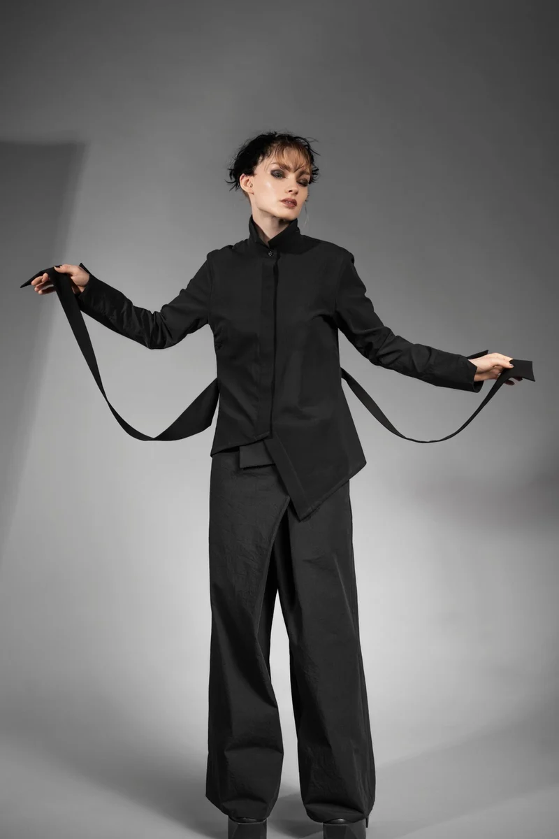 eigensinnig wien | Badb | Asymmetrische Designerbluse für Damen aus leichter japanischer Baumwolle