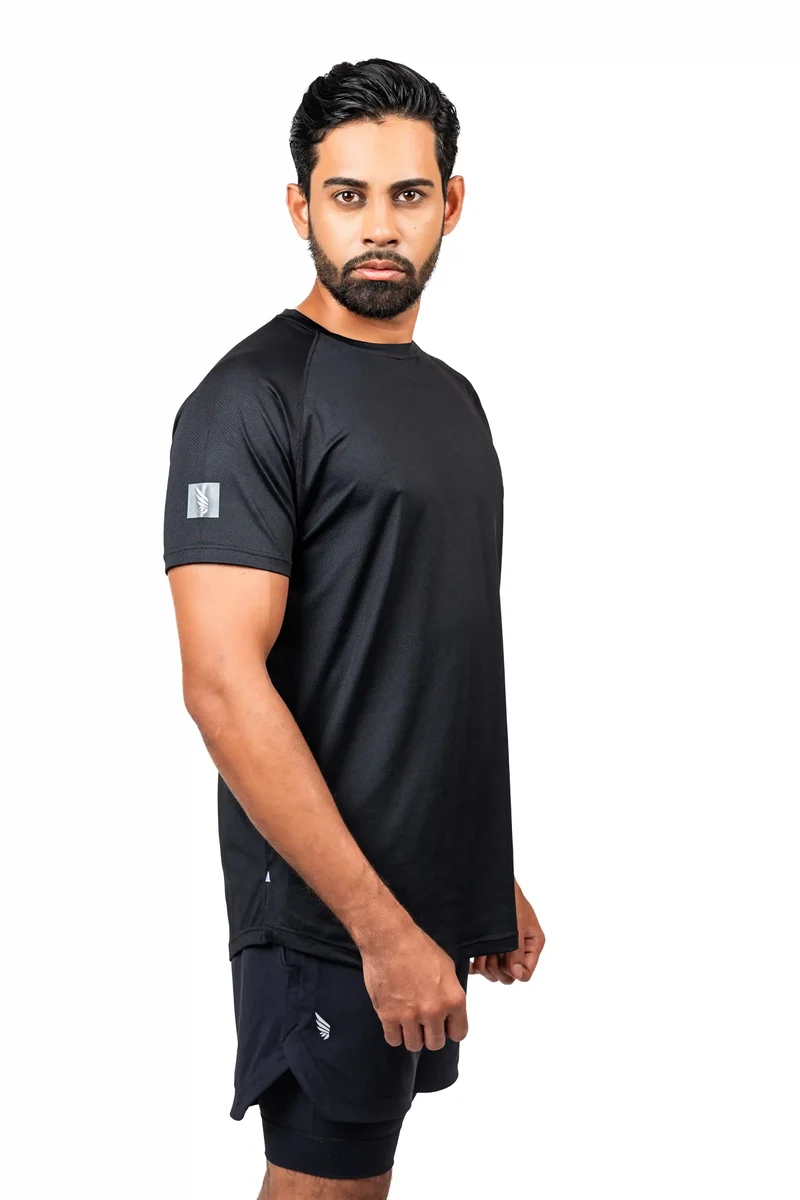 Schwarzes Shirt Gravity Improved aus recyceltem Polyester von Nivays