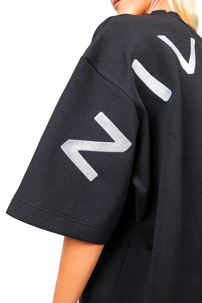 Schwarzes Shirts Gravity Oversized Signature aus Baumwolle von Nivays