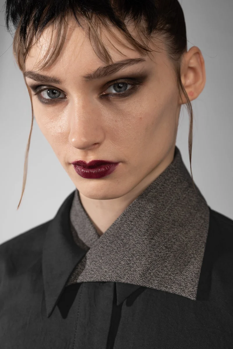 eigensinnig wien | Grace | Asymmetrische, schwarze Designer Hemdbluse mit abnehmbarer Krawatte für Damen