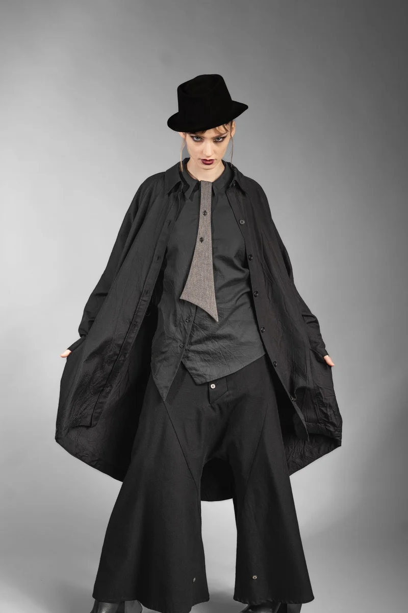 eigensinnig wien | Grace | Asymmetrische, schwarze Designer Hemdbluse mit abnehmbarer Krawatte für Damen