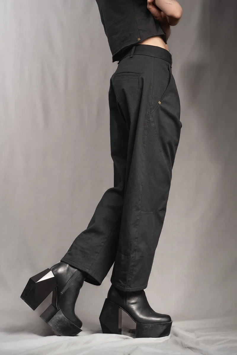 eigensinnig wien | Quarles | Schwarze, leichte Designer Cropped Baggy Pants aus Baumwolle