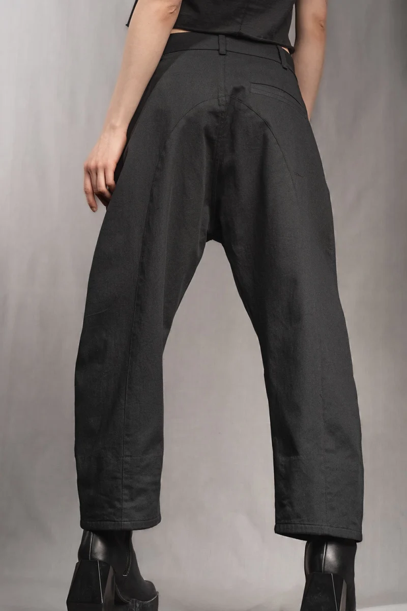 eigensinnig wien | Quarles | Schwarze, leichte Designer Cropped Baggy Pants aus Baumwolle