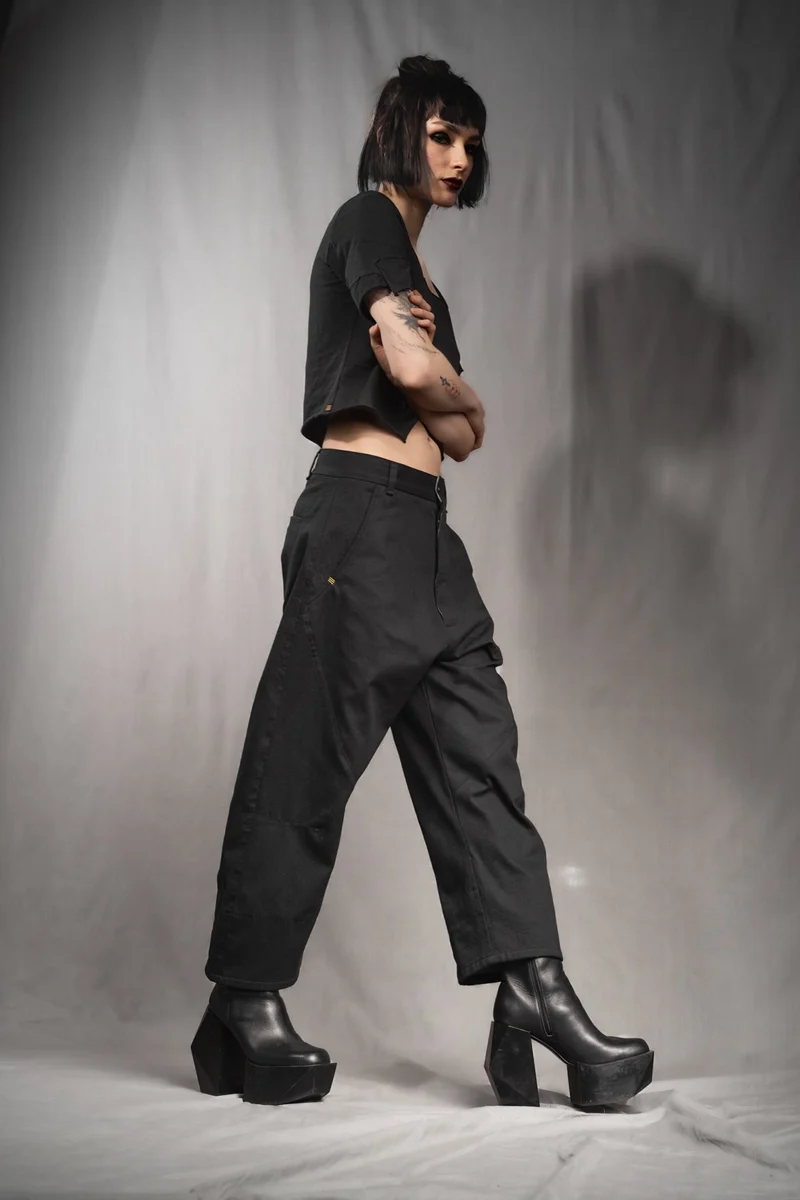 eigensinnig wien | Quarles | Schwarze, leichte Designer Cropped Baggy Pants aus Baumwolle