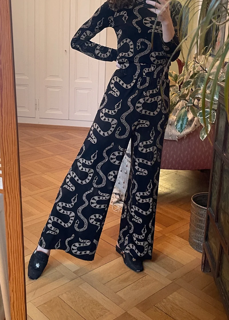 Schwarze Hose Milan Medusa aus Lyocell von Komana