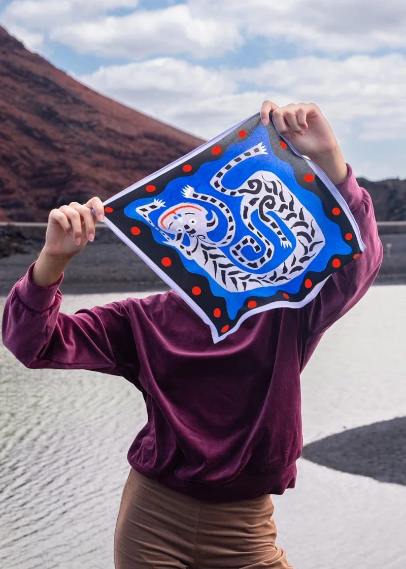 Foulard Blue Dragon aus Ahimsa Friedensseide von Komana