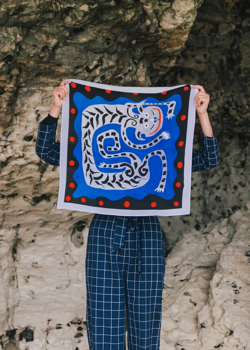 Foulard Blue Dragon aus Ahimsa Friedensseide von Komana