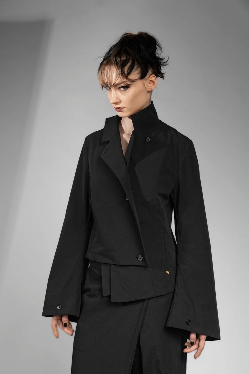 eigensinnig wien | Cailb | Schwarzer, asymmetrischer Designerblazer für Damen aus japanischer Baumwolle