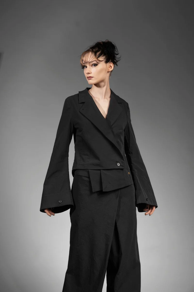 eigensinnig wien | Cailb | Schwarzer, asymmetrischer Designerblazer für Damen aus japanischer Baumwolle