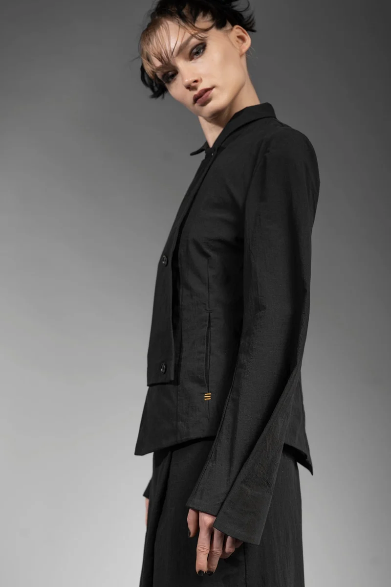 eigensinnig wien | Cailb | Schwarzer, asymmetrischer Designerblazer für Damen aus japanischer Baumwolle