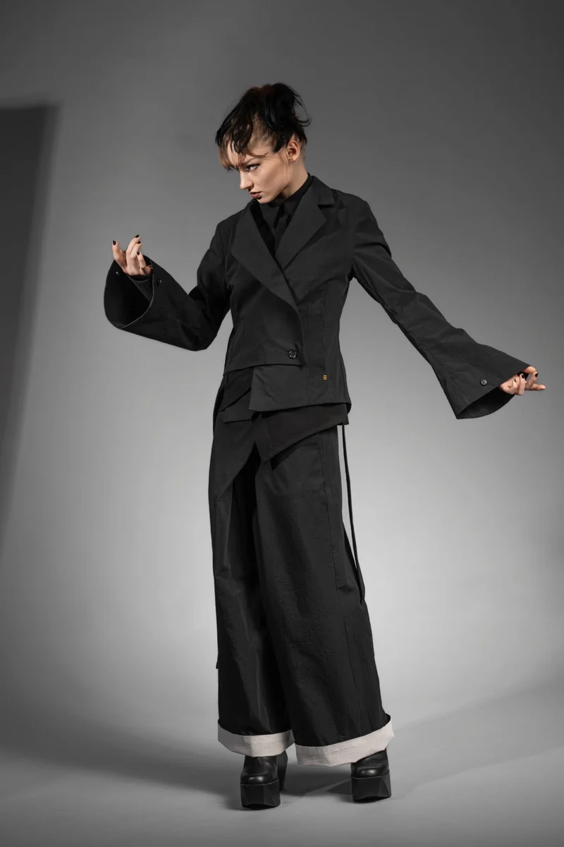 eigensinnig wien | Cailb | Schwarzer, asymmetrischer Designerblazer für Damen aus japanischer Baumwolle