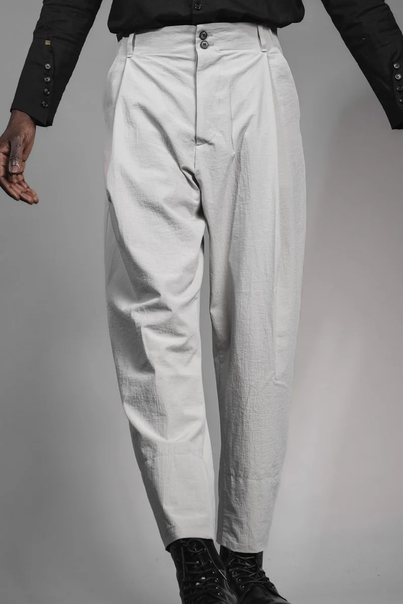 eigensinnig wien | Chiavacci | Weite, weiße Designer-Sommerhose mit Bundfalten aus japanischer Baumwolle