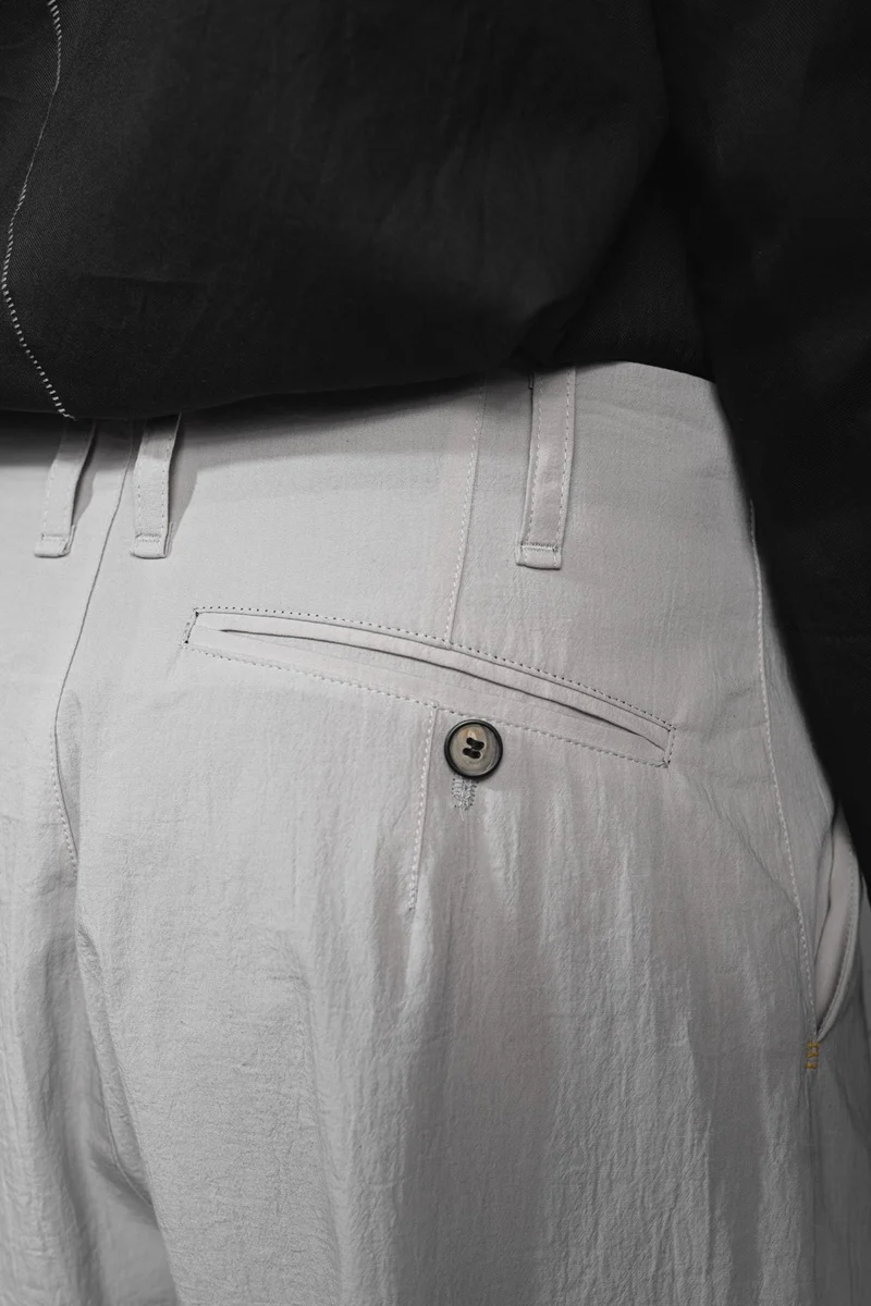 eigensinnig wien | Chiavacci | Weite, weiße Designer-Sommerhose mit Bundfalten aus japanischer Baumwolle