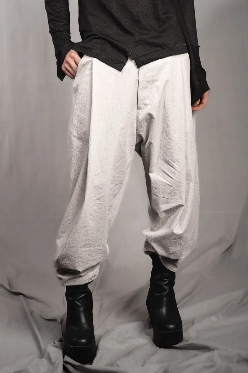 eigensinnig wien | Chiavacci | Weite, weiße Designer-Sommerhose mit Bundfalten aus japanischer Baumwolle