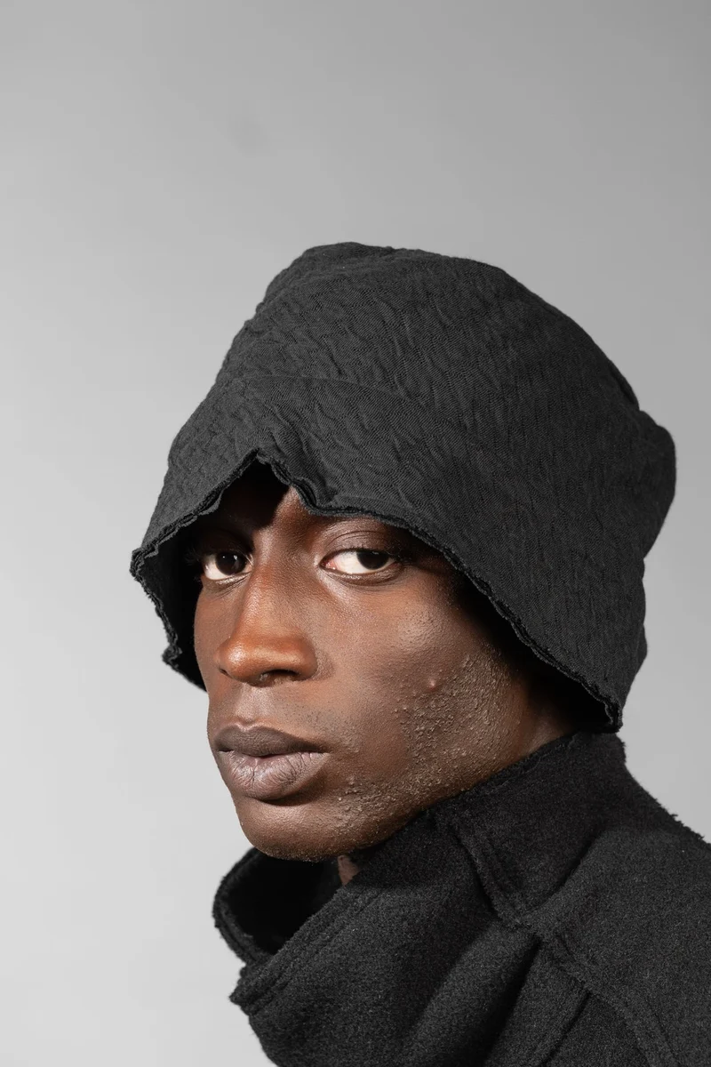 eigensinnig wien | Chaplin | Schwarzer Winter Bucket Hat für Herren und Damen aus Merinowolle
