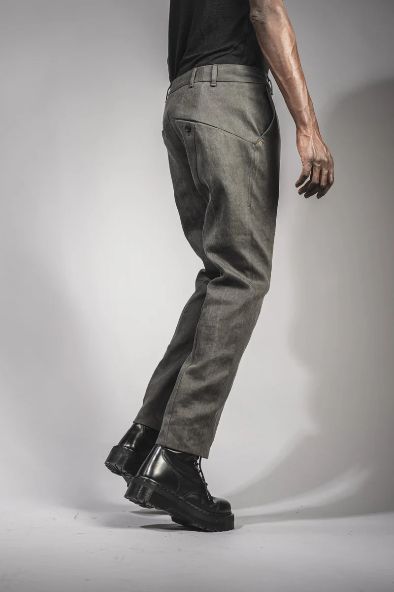 eigensinnig wien | Egger | Außergewöhnliche Designer-Jeans für Herren in Moosgrau