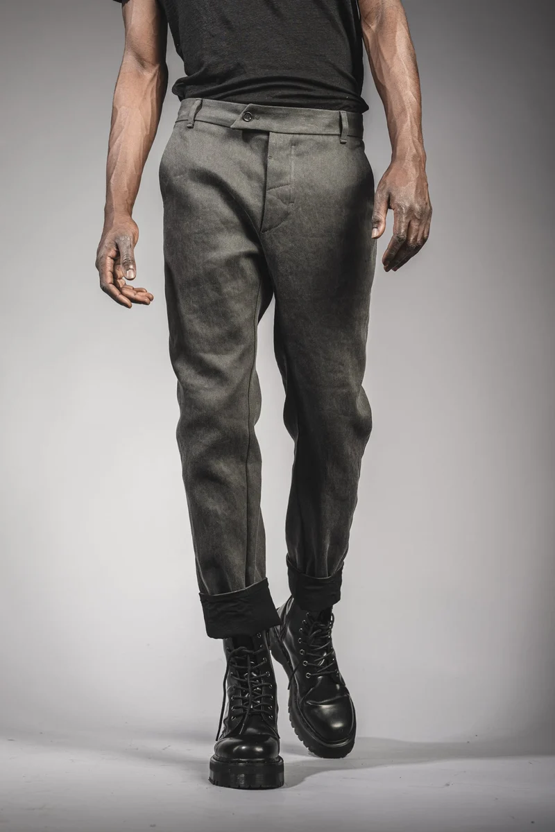 eigensinnig wien | Egger | Außergewöhnliche Designer-Jeans für Herren in Moosgrau