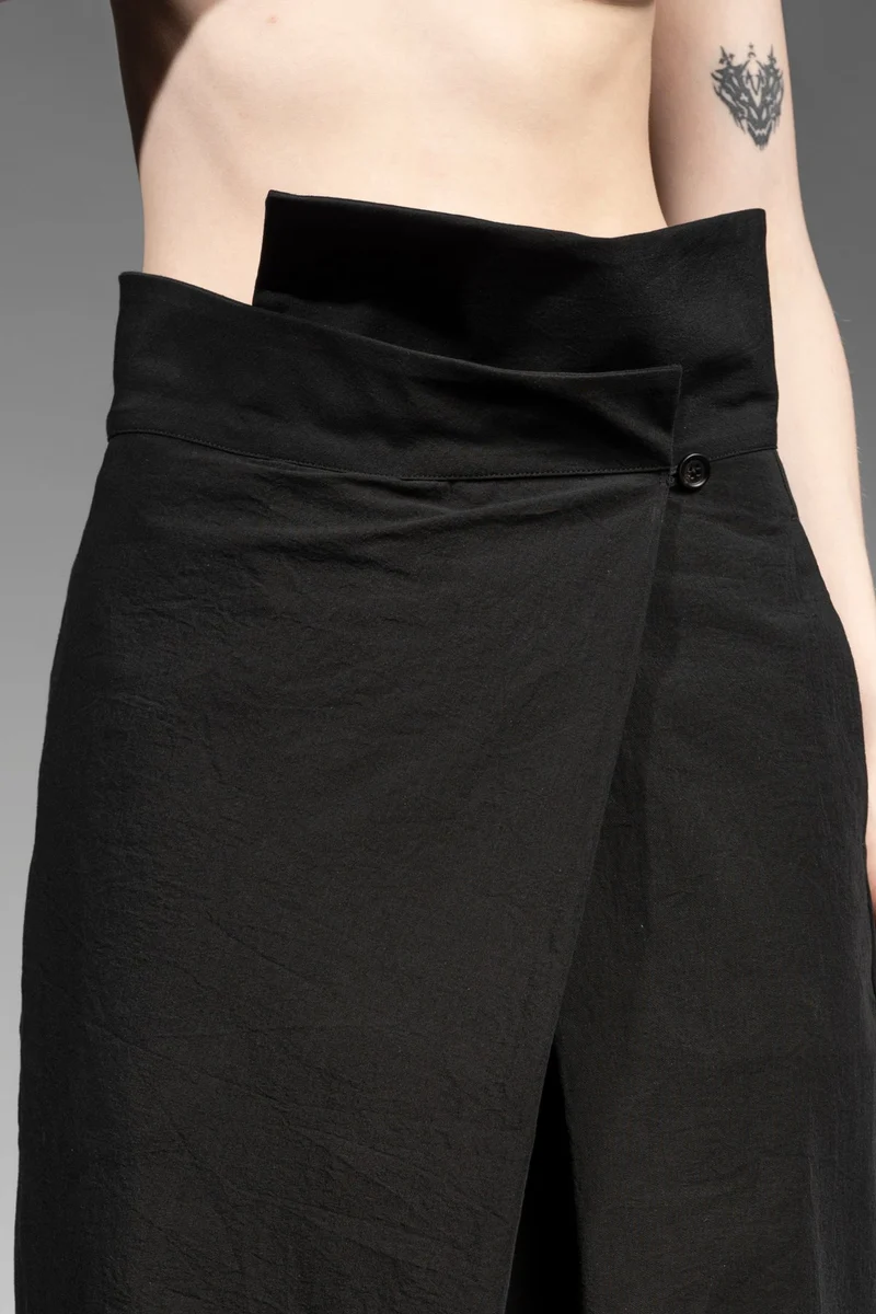 eigensinnig wien | Nemain | Asymmetrische Wickelhose aus schwarzer japanischer Baumwolle