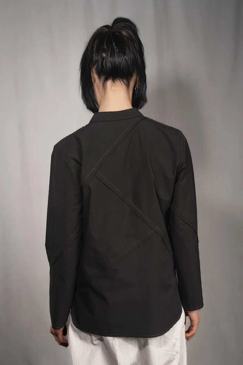 eigensinnig wien | Chomsky | Extravagante, schwarze Hemdbluse für Damen aus japanischer Baumwolle
