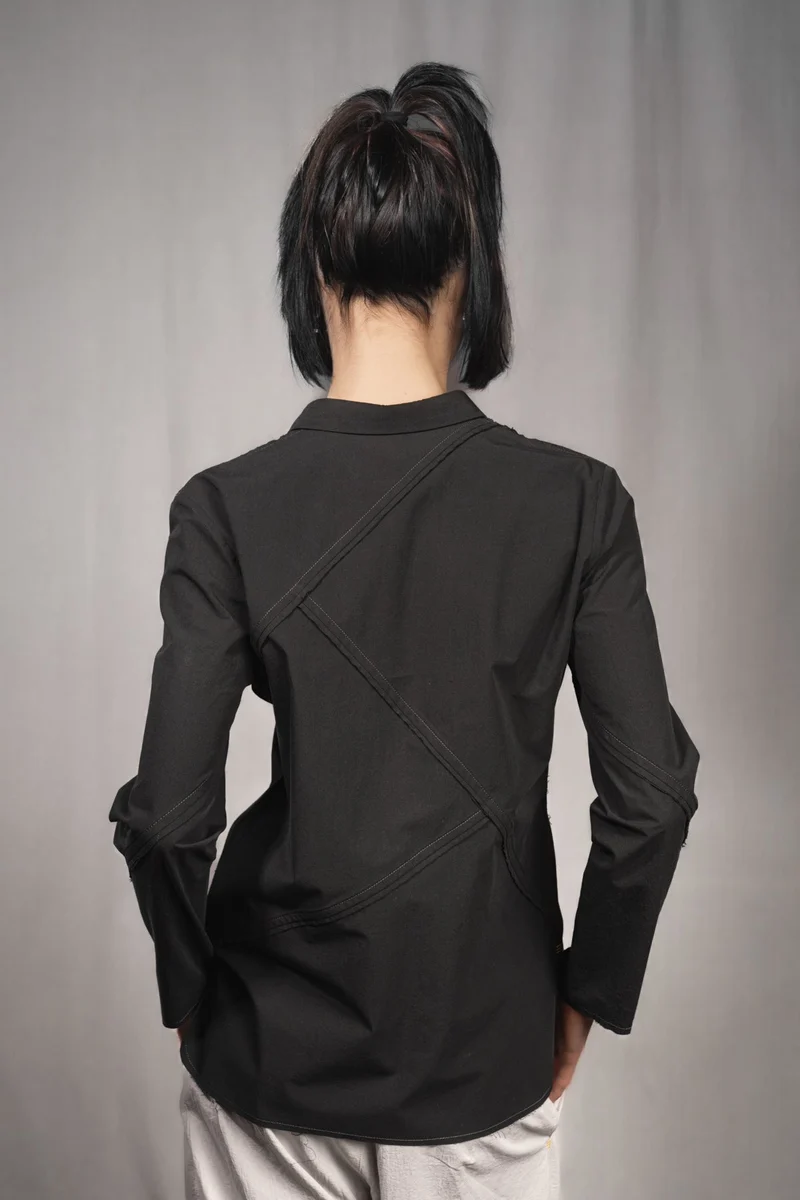 eigensinnig wien | Chomsky | Extravagante, schwarze Hemdbluse für Damen aus japanischer Baumwolle