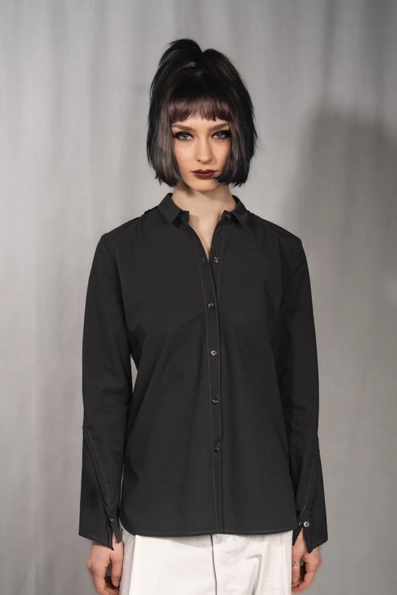 eigensinnig wien | Chomsky | Extravagante, schwarze Hemdbluse für Damen aus japanischer Baumwolle