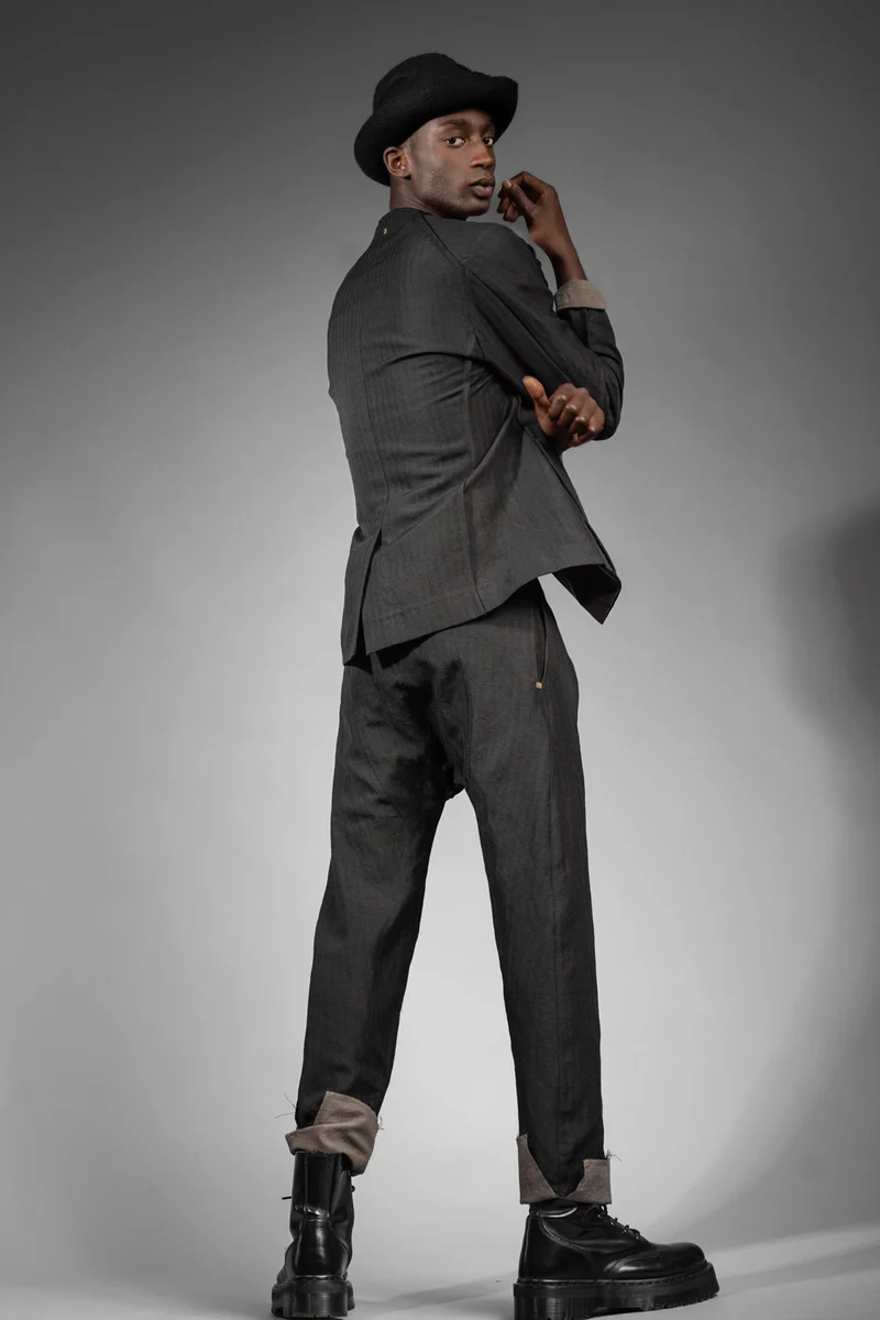 eigensinnig wien | GoeWal | Schwarzer Designer Streifen Anzug für Herren mit Drop Crotch Pants