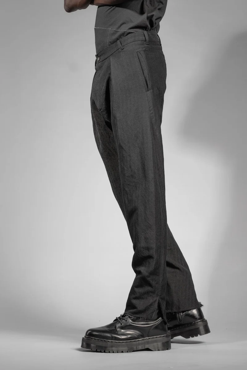 eigensinnig wien | Goethe | Schwarze Drop Crotch Pants mit Bundfalten aus japanischem Wolle-Leinen-Mix