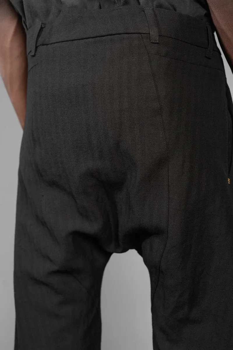eigensinnig wien | Goethe | Schwarze Drop Crotch Pants mit Bundfalten aus japanischem Wolle-Leinen-Mix