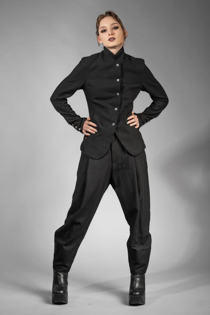 eigensinnig wien | ChiCar | Schwarzer Designer Damen-Woll-Anzug mit Baggy Hose