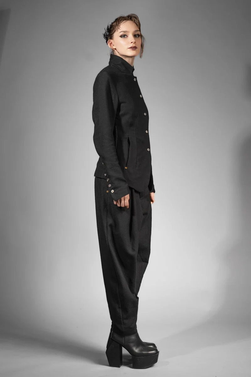 eigensinnig wien | ChiCar | Schwarzer Designer Damen-Woll-Anzug mit Baggy Hose