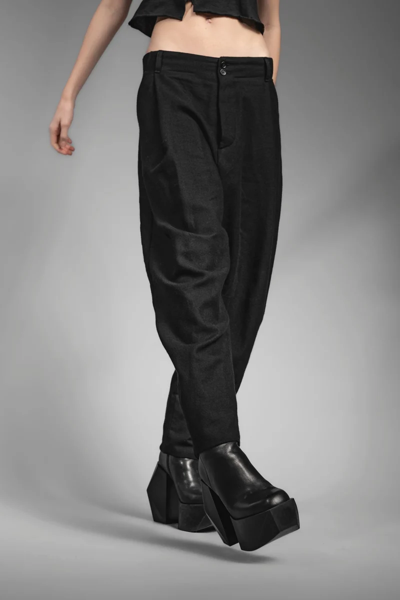 eigensinnig wien | ChiCar | Schwarzer Designer Damen-Woll-Anzug mit Baggy Hose