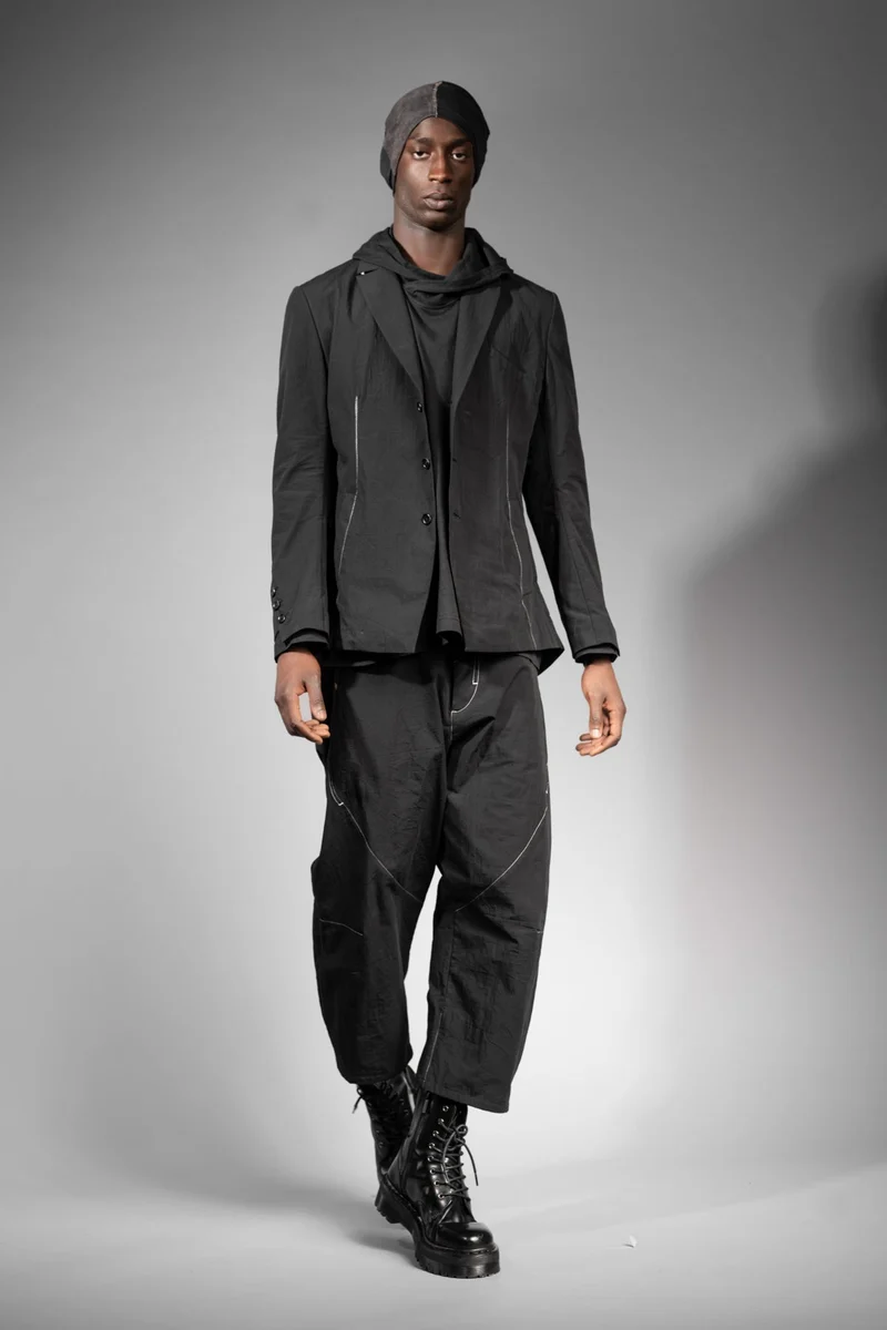 eigensinnig wien | ArgQua | Designer Anzug mit Baggy Hose für Herren aus schwarzer japanischer Baumwolle
