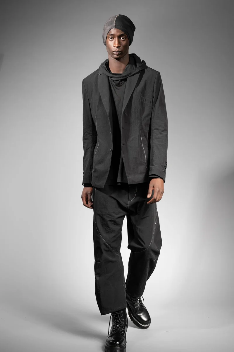 eigensinnig wien | ArgQua | Designer Anzug mit Baggy Hose für Herren aus schwarzer japanischer Baumwolle