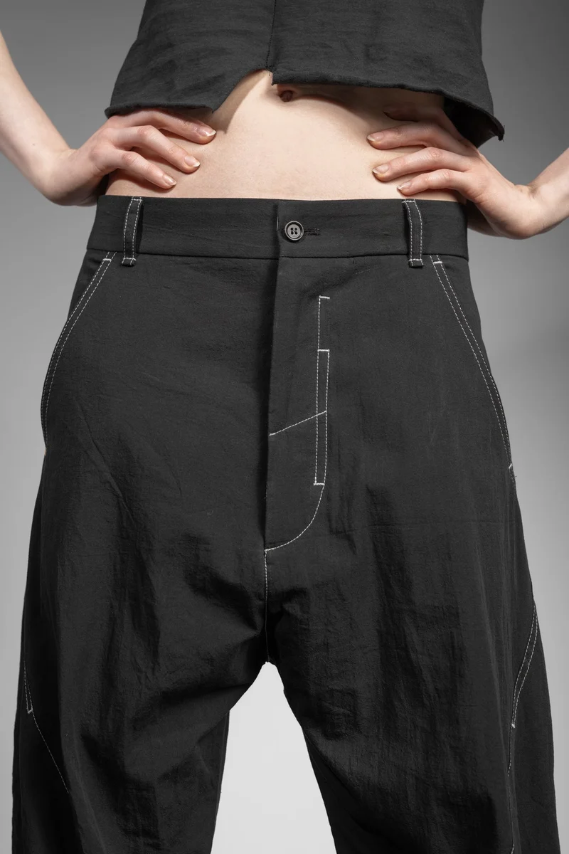 eigensinnig wien | Quarles | Schwarze Designer Baggy Pants aus japanischer Baumwolle