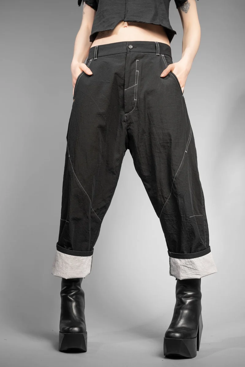 eigensinnig wien | Quarles | Schwarze Designer Baggy Pants aus japanischer Baumwolle