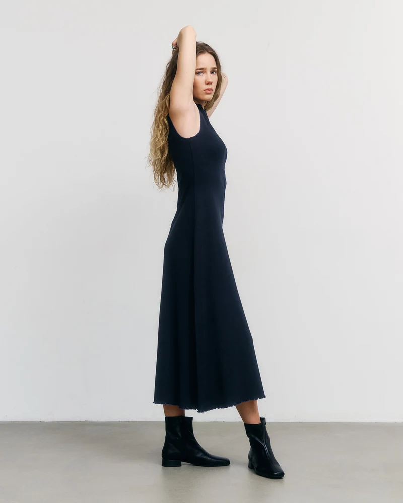 Schwarzes Kleid Pin-Tucked aus Bio-Baumwolle von Rotholz
