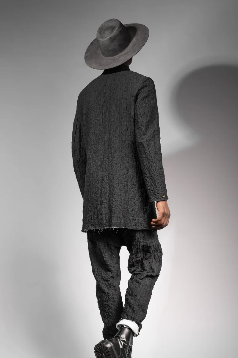 eigensinnig wien | MonRoq | Extravaganter, schwarzer Herren Designer Anzug mit Drop Crotch Pants aus japanischer Baumwolle