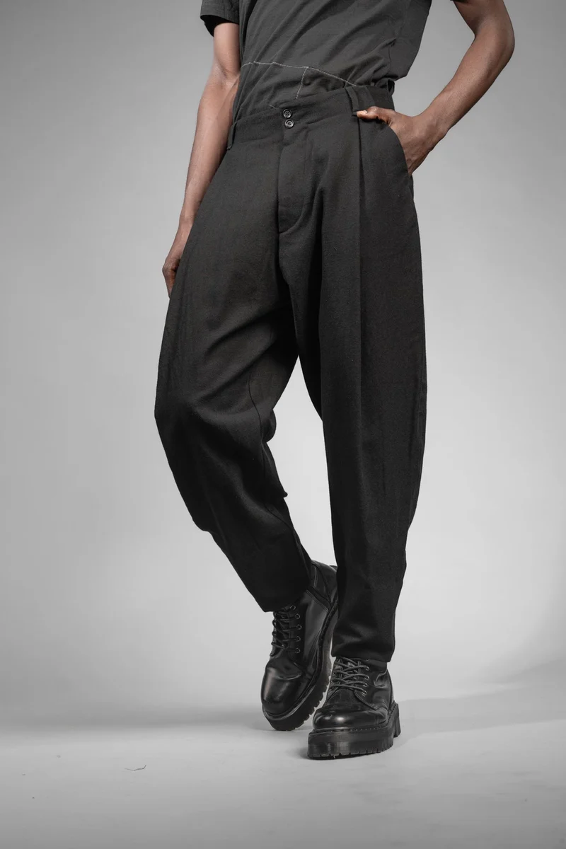 eigensinnig wien | Chiavacci | Schwarze, weite Designerhose mit Bundfalten aus japanischer Wolle