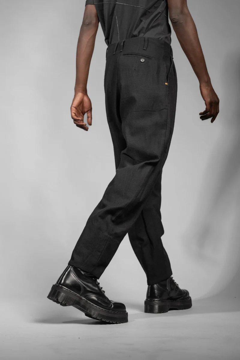 eigensinnig wien | Chiavacci | Schwarze, weite Designerhose mit Bundfalten aus japanischer Wolle